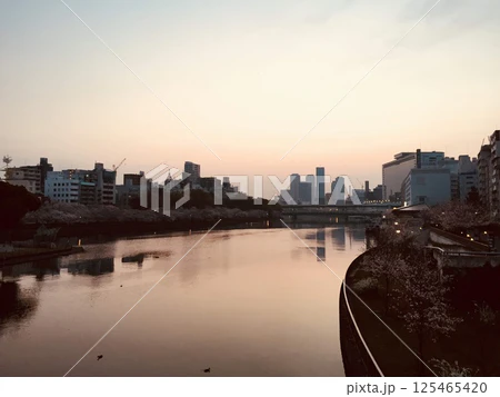 静かな夜明けの川沿い都市風景 | Quiet riverside cityscape at